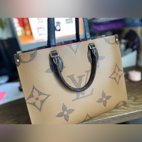 Sold Authentic Louis Vuitton OnTheGo MM - Picture 7 of 10
